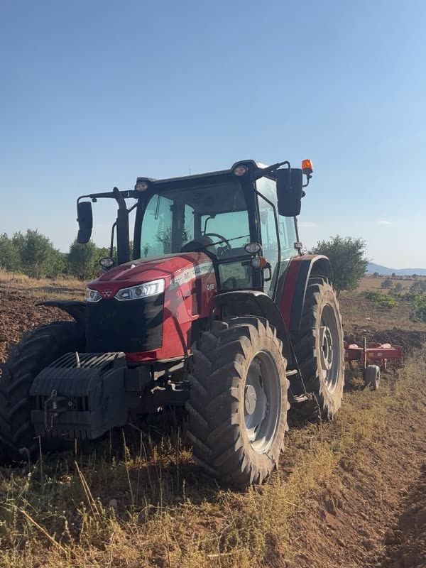 Kırmızı traktör anızlı tarlada sürüm yapıyor